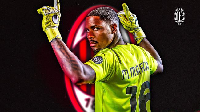 记者晒视频：钟义浩现场观看海牛比赛，海牛进球后他兴奋鼓掌