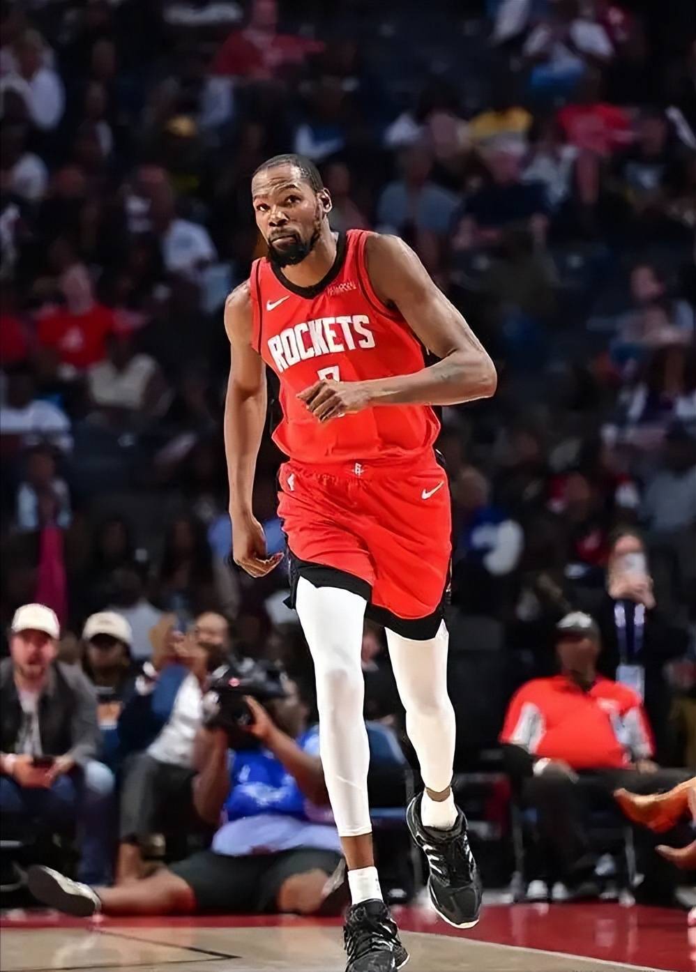 近10场欧冠仅1场进球，莱万遭遇生涯欧冠最长6场进球荒（欧冠近10战仅1球，莱万陷入生涯欧冠最长6场连续未破门）