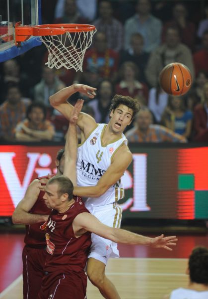 SGA狂轰38分&连续94场比赛得分破20，雷霆延续13连胜（SGA轰下38分、连续94场20+，雷霆豪取13连胜）