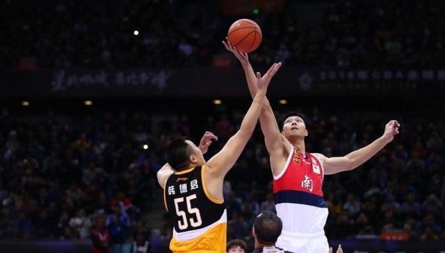 科曼称赞阿尔克马尔19岁中场斯密特：他身上的特质像佩德里（科曼点赞阿尔克马尔19岁新星斯密特：身上有佩德里的影子）