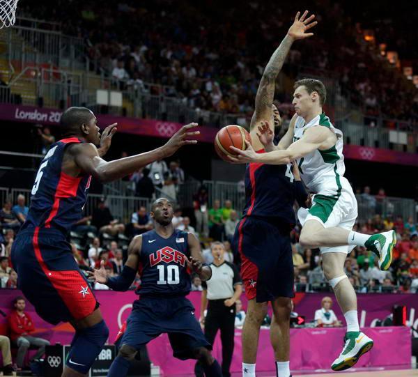 土耳其11月世预赛大名单：恰20领衔，詹-乌尊、厄泽尔缺席（土耳其公布11月世预赛名单：恰尔汗奥卢压阵，詹-乌尊与厄泽尔无缘）