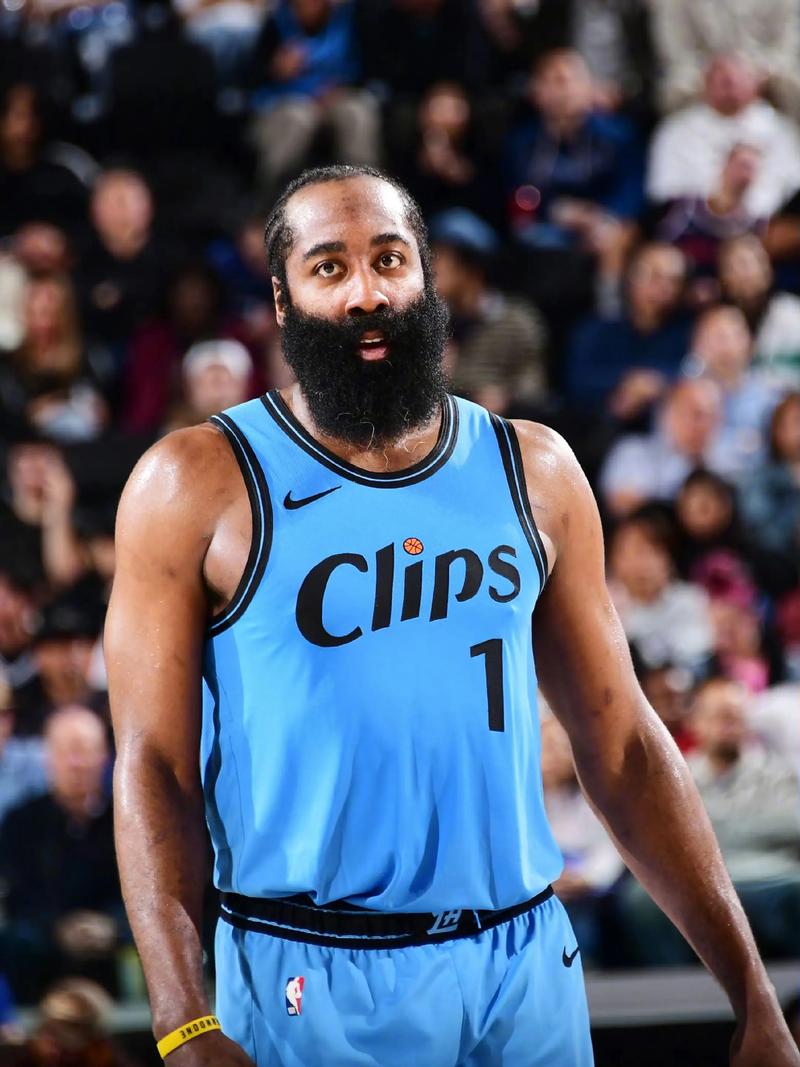 共和报：米兰正加速推进签回蒂亚戈-席尔瓦的交易（共和报：米兰加速推进蒂亚戈-席尔瓦回归签约）