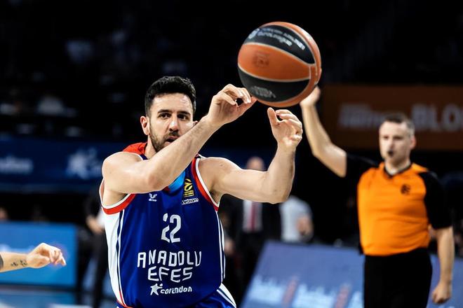 记者：维尼修斯女友在美国涉嫌欠税，可能无法陪他参加世界杯（据记者报道，维尼修斯女友涉在美欠税，或无法陪同出征世界杯）